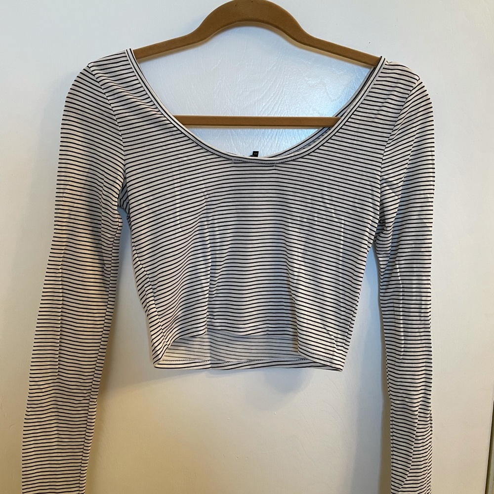 Black and white thin striped long sleeve crop top